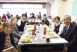 瀬崎中学校の生徒とのふれあい会食が実施されました