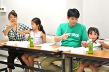 毎年夏休みに中央公民館で実施される「親子点字／手話体験教室」